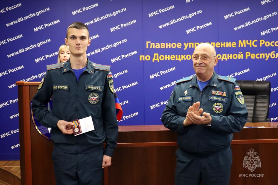 Отвага, преданность, спасение: в ДНР спасателям вручили ведомственные и региональные награды Отвага, преданность, спасение: в ДНР спасателям вручили ведомственные и региональные награды