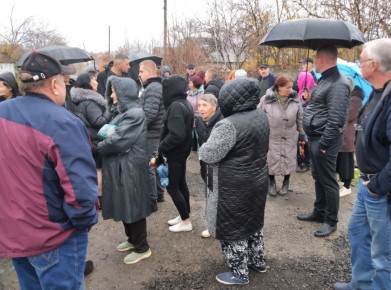 12 ноября руководитель Управы Червоногвардейского внутригородского района Администрации городского округа Макеевка Антон Гринзовский провел встречу с жителями жилого массива Горького возле магазина «Продукты» на улице...