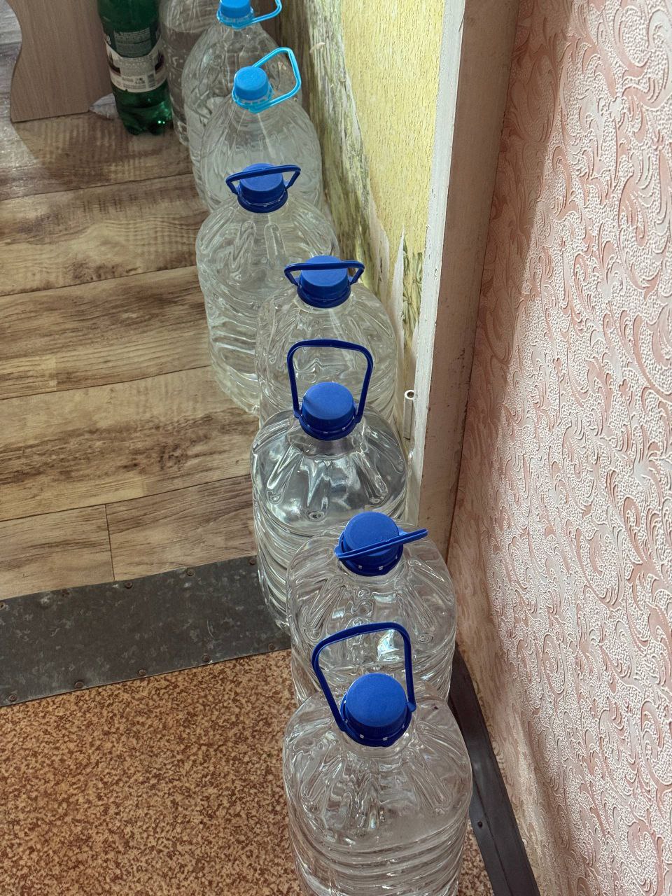 Всегда поможем!. Первые совместно с «Единой Россией» организовали помощь пожилым людям — добровольцы доставили им питьевую воду прямо на дом Всегда поможем!. Первые совместно с «Единой Россией» организовали помощь пожилым людям — добровольцы доставили им питьевую воду прямо на дом