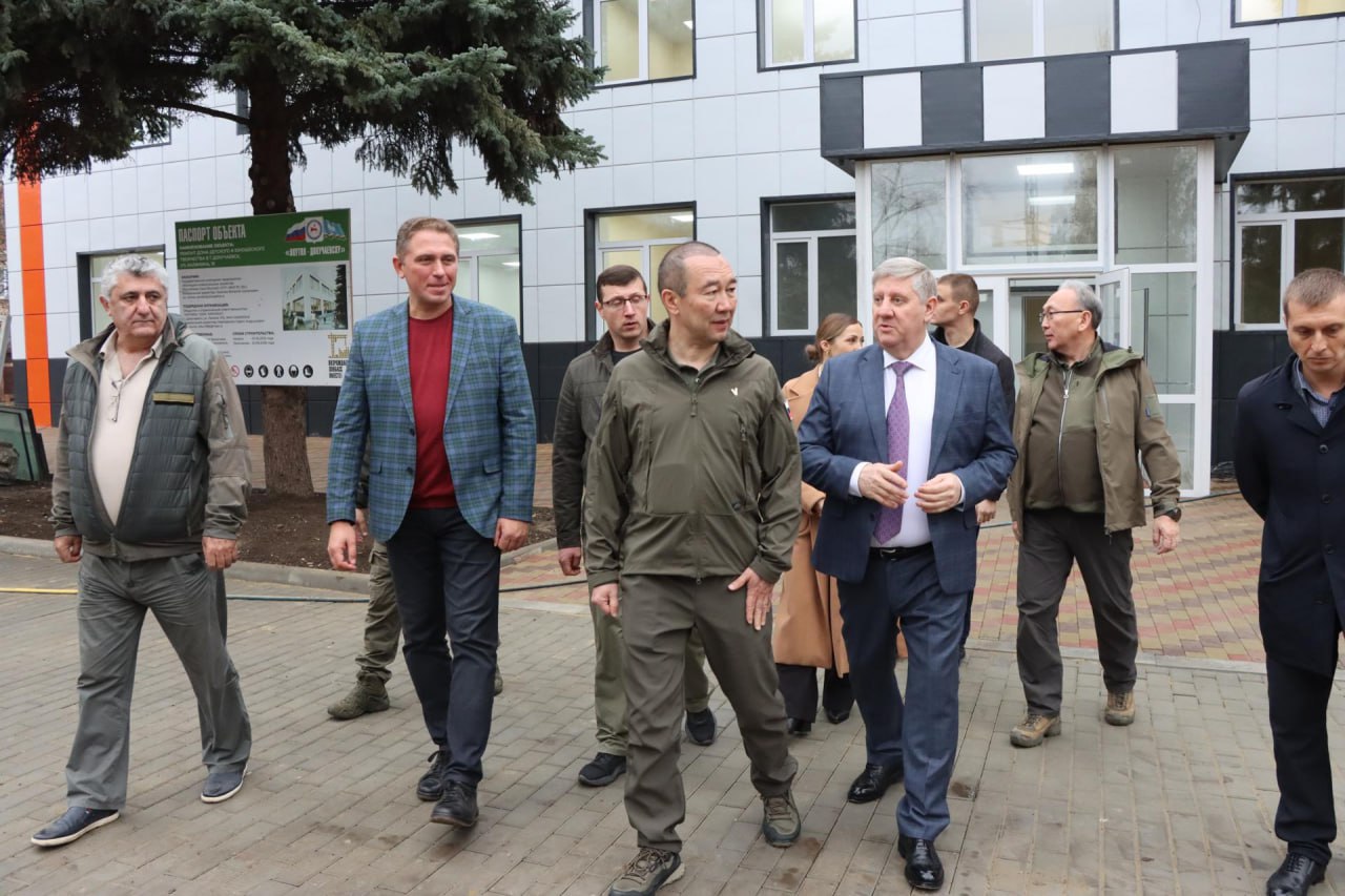 Глава Якутии и премьер-министр ДНР посетили Докучаевск Глава Якутии и премьер-министр ДНР посетили Докучаевск