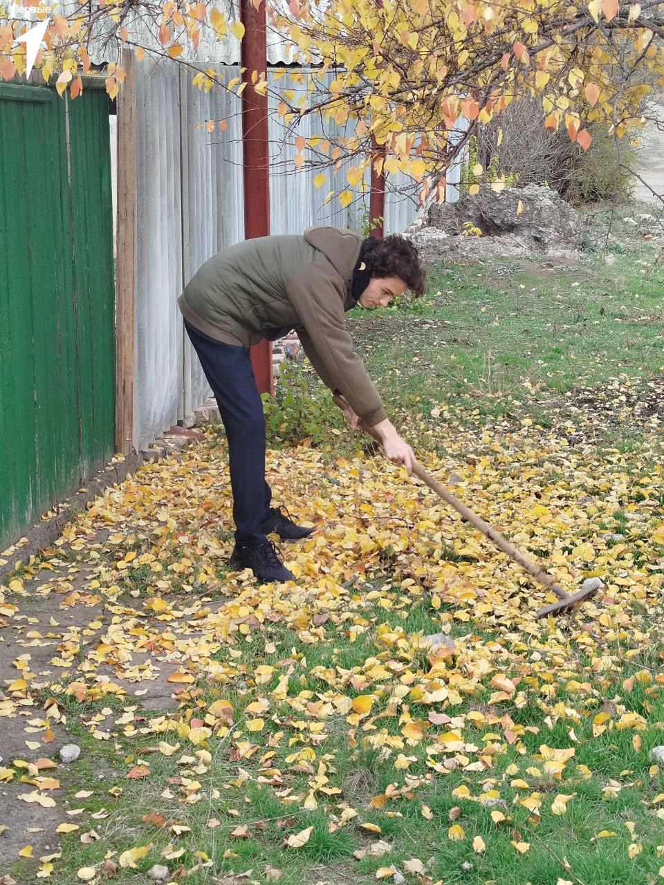 Первые всегда рядом. Активисты волонтерского отряда школы №5 оказали адресную помощь одной из пожилых жительниц нашего города, убрав придомовую территорию Первые всегда рядом. Активисты волонтерского отряда школы №5 оказали адресную помощь одной из пожилых жительниц нашего города, убрав придомовую территорию