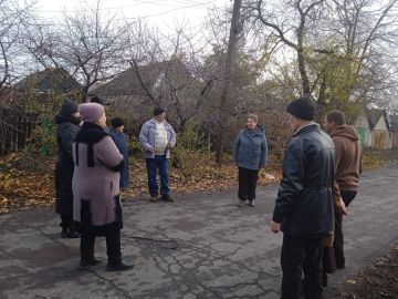 13 ноября заведующий Рассыпнянским территориальным сектором Александра Кендысь, провела встречу с населением по улице Бастионная, д. 47