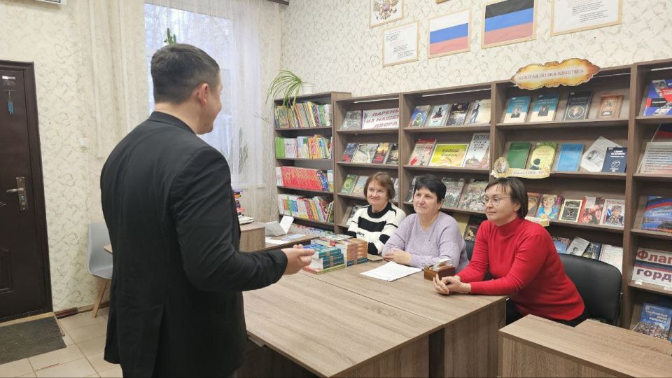 Состоялась встреча члена Общественного совета Тельмановского муниципального образования с сотрудниками центральной районной библиотеки Состоялась встреча члена Общественного совета Тельмановского муниципального образования с сотрудниками центральной районной библиотеки