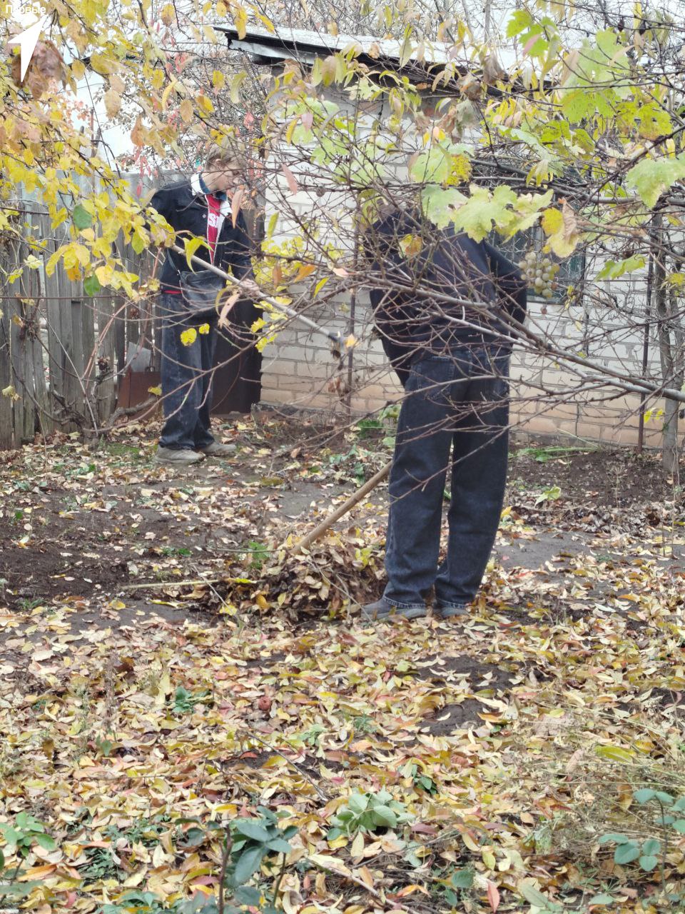 Первые всегда рядом. Активисты волонтерского отряда школы №5 оказали адресную помощь одной из пожилых жительниц нашего города, убрав придомовую территорию Первые всегда рядом. Активисты волонтерского отряда школы №5 оказали адресную помощь одной из пожилых жительниц нашего города, убрав придомовую территорию