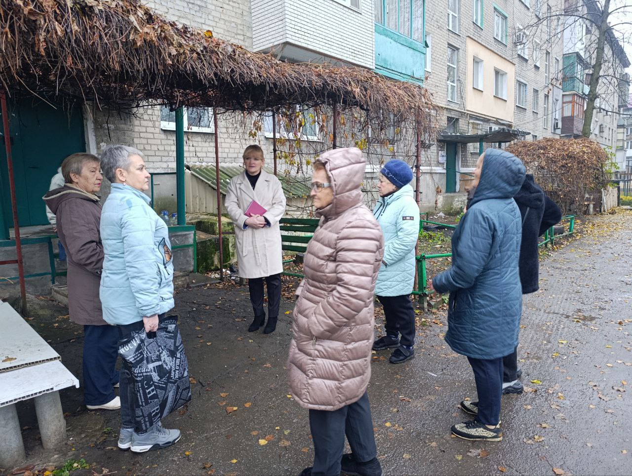 12 ноября заместитель руководителя Управы Червоногвардейского внутригородского района Администрации городского округа Макеевка Татьяна Задорожная провела встречу с жителями жилого массива Крупской на придомовой территории... 12 ноября заместитель руководителя Управы Червоногвардейского внутригородского района Администрации городского округа Макеевка Татьяна Задорожная провела встречу с жителями жилого массива Крупской на придомовой территории...