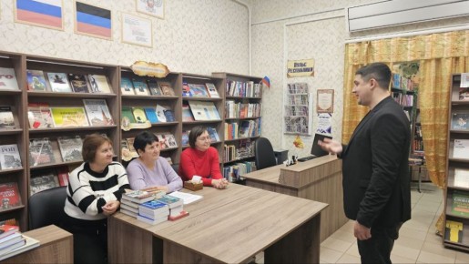 Состоялась встреча члена Общественного совета Тельмановского муниципального образования с сотрудниками центральной районной библиотеки