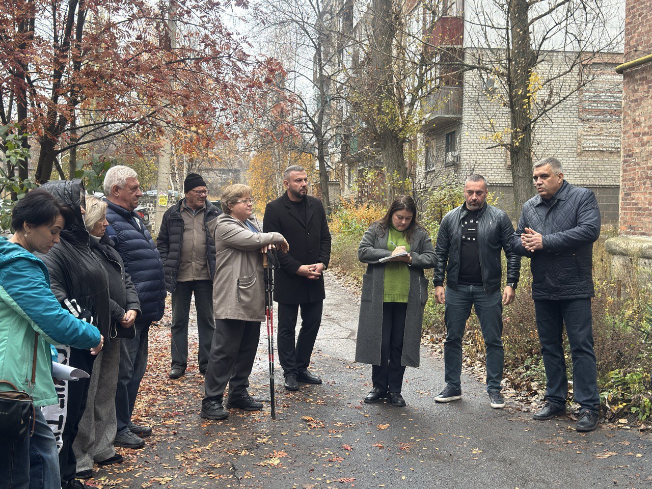 Депутаты Марина Каплянок и Юрий Афендиков совместно с руководителем Управы Кировского внутригородского района городского округа Макеевка Андреем Хорошко провели сход жителей ул. Циолковской