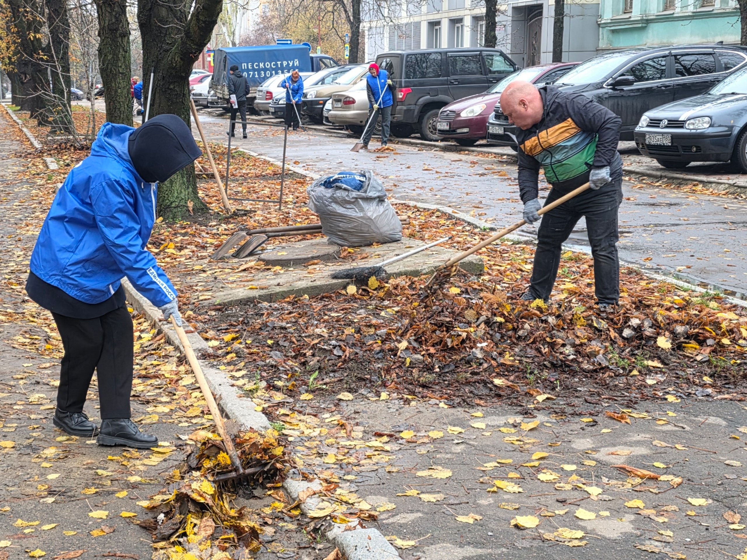 Сегодня в рамках партийного проекта Единой России «Городская среда» в Ворошиловском районе прошла экологическая акция «Чистый четверг» Сегодня в рамках партийного проекта Единой России «Городская среда» в Ворошиловском районе прошла экологическая акция «Чистый четверг»