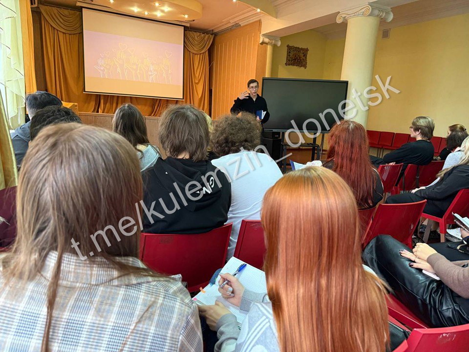 Сегодня состоялась встреча представителей управления образования, управления молодёжной политики, международных связей и межмуниципального сотрудничества администрации г.о. Донецк, местного отделения Общероссийского... Сегодня состоялась встреча представителей управления образования, управления молодёжной политики, международных связей и межмуниципального сотрудничества администрации г.о. Донецк, местного отделения Общероссийского...