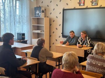 Первый заместитель главы Администрации городского округа Донецк Виктор Моисеенков обсудил с коллективом школы №149 ключевые вопросы городского хозяйства и благоустройства