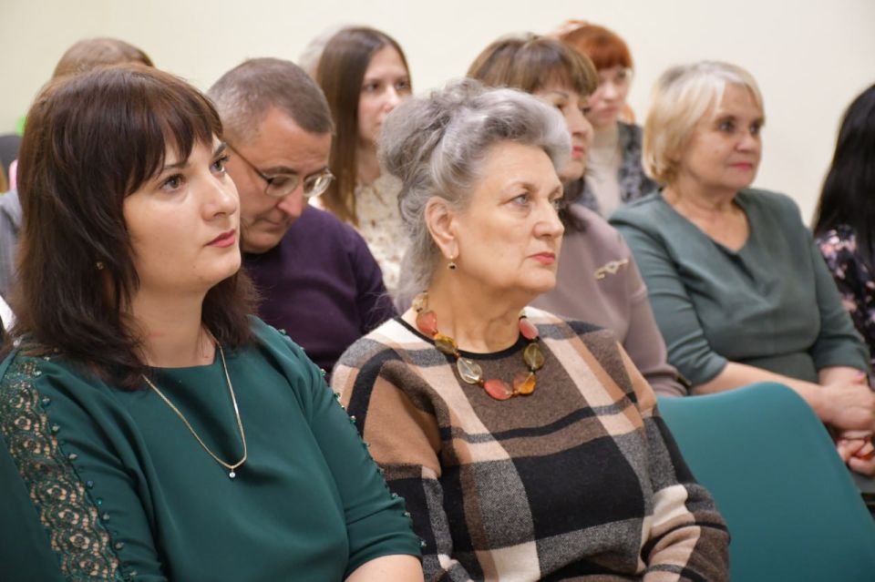 Круглый стол «Развитие патриотической работы с обучающимися через школьные музеи и музейные комнаты» Круглый стол «Развитие патриотической работы с обучающимися через школьные музеи и музейные комнаты»