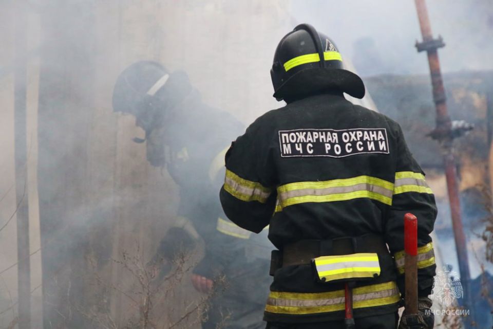 Фото с места тушения пожара в Кировском районе Макеевки в объективе пресс-службы МЧС Фото с места тушения пожара в Кировском районе Макеевки в объективе пресс-службы МЧС