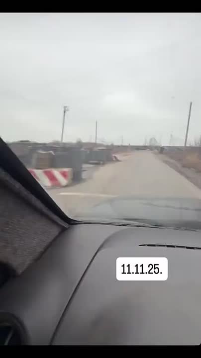 Последствия ударов авиабомбами по блокпосту на въезде в Покровский район