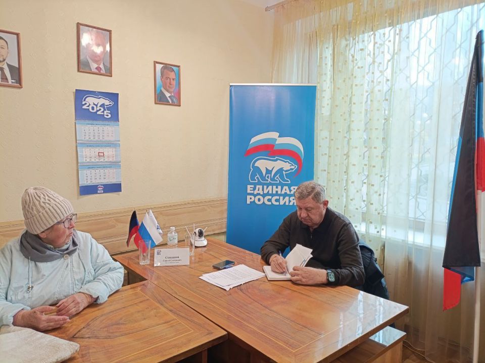 Валентин Левченко: В общественной приемной партии "Единая Россия" Киевского района города Донецка депутат Донецкого городского совета Сергей Скиданов провел прием граждан Валентин Левченко: В общественной приемной партии "Единая Россия" Киевского района города Донецка депутат Донецкого городского совета Сергей Скиданов провел прием граждан