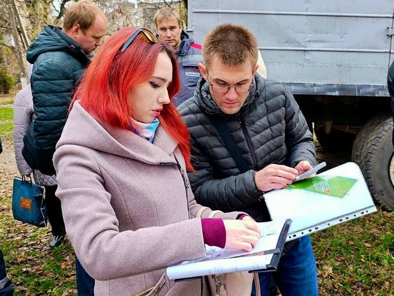 Михаил Меренков: Сегодня совместно с представителями жилищно-коммунальных служб провел выездное совещание по вопросу согласования места установки детской игровой площадки Михаил Меренков: Сегодня совместно с представителями жилищно-коммунальных служб провел выездное совещание по вопросу согласования места установки детской игровой площадки