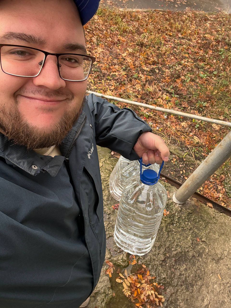 Всегда поможем!. Первые совместно с «Единой Россией» организовали помощь пожилым людям — добровольцы доставили им питьевую воду прямо на дом Всегда поможем!. Первые совместно с «Единой Россией» организовали помощь пожилым людям — добровольцы доставили им питьевую воду прямо на дом