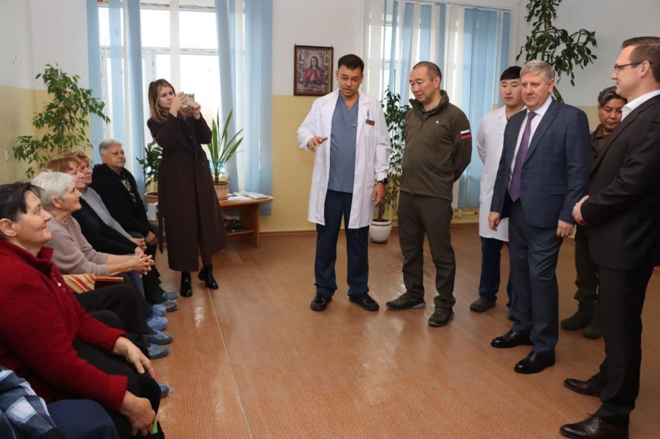 Глава Якутии и премьер-министр ДНР посетили Докучаевск Глава Якутии и премьер-министр ДНР посетили Докучаевск