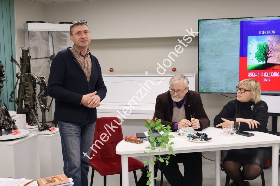 В импровизированном литературном кафе «Донлитка» Центральной городской библиотеки прошла презентация серии сборников «СВОи ЛЮДИ» под названием «Память, живущая в слове» В импровизированном литературном кафе «Донлитка» Центральной городской библиотеки прошла презентация серии сборников «СВОи ЛЮДИ» под названием «Память, живущая в слове»