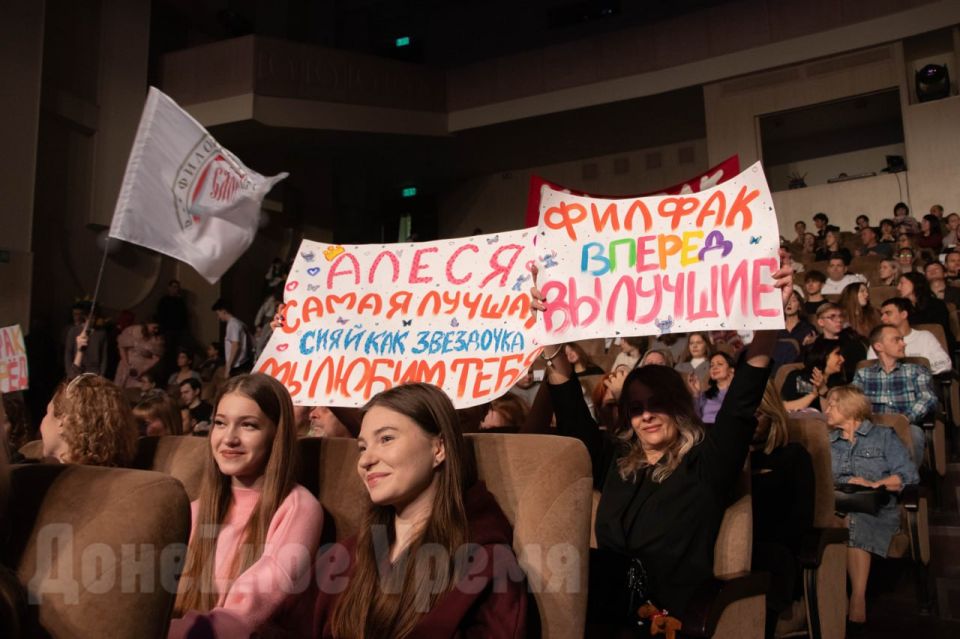 Ждали этого пять лет: Донецкий госуниверситет отпраздновал Дебют первокурсника с размахом Ждали этого пять лет: Донецкий госуниверситет отпраздновал Дебют первокурсника с размахом