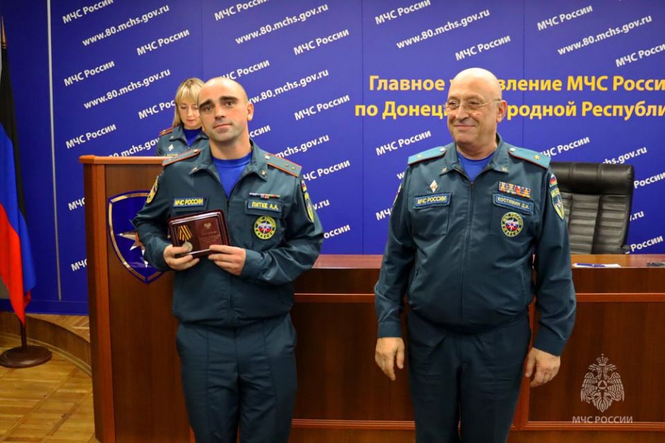 Отвага, преданность, спасение: в ДНР спасателям вручили ведомственные и региональные награды Отвага, преданность, спасение: в ДНР спасателям вручили ведомственные и региональные награды