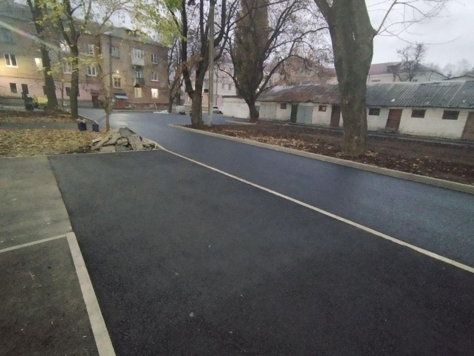 Нижегородские дорожники обновляют тротуары в Харцызске Нижегородские дорожники обновляют тротуары в Харцызске