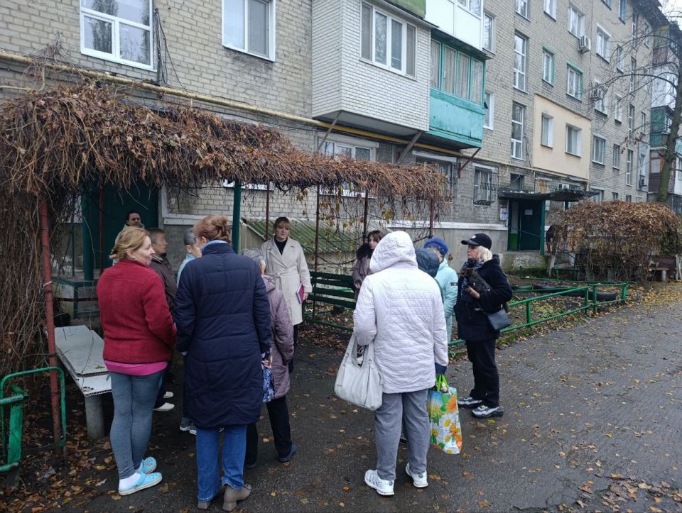 12 ноября заместитель руководителя Управы Червоногвардейского внутригородского района Администрации городского округа Макеевка Татьяна Задорожная провела встречу с жителями жилого массива Крупской на придомовой территории... 12 ноября заместитель руководителя Управы Червоногвардейского внутригородского района Администрации городского округа Макеевка Татьяна Задорожная провела встречу с жителями жилого массива Крупской на придомовой территории...