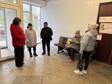 Заведующий Мангушским территориальным сектором Администрации Мангушского муниципального округа Тесленко Е.Г. провела встречу с жителями пгт Мангуш