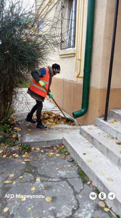 Коммунальщики благоустроили придомовые территории во всех районах Мариуполя Коммунальщики благоустроили придомовые территории во всех районах Мариуполя