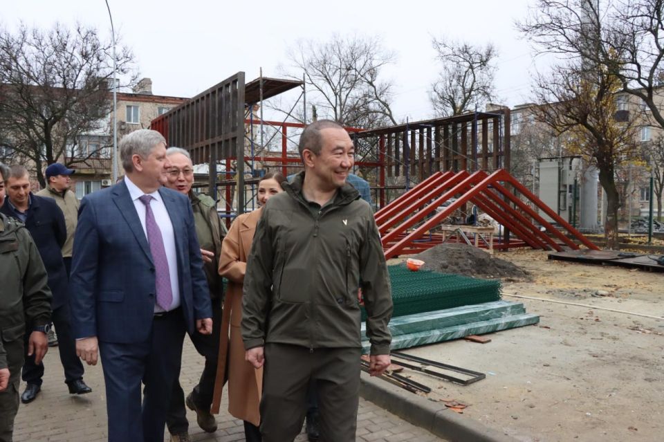 Глава Якутии и премьер-министр ДНР посетили Докучаевск Глава Якутии и премьер-министр ДНР посетили Докучаевск