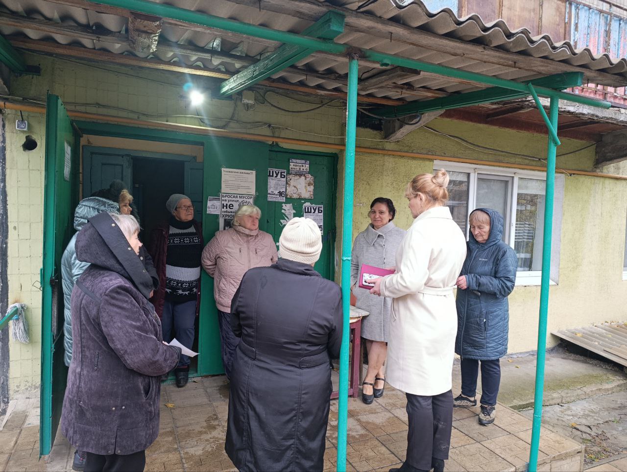 12 ноября во дворе дома № 23 по улице Тухачевского состоялась встреча заместителя руководителя Управы Червоногвардейского внутригородского района Администрации городского округа Макеевка Татьяны Задорожной с жителями жилого... 12 ноября во дворе дома № 23 по улице Тухачевского состоялась встреча заместителя руководителя Управы Червоногвардейского внутригородского района Администрации городского округа Макеевка Татьяны Задорожной с жителями жилого...