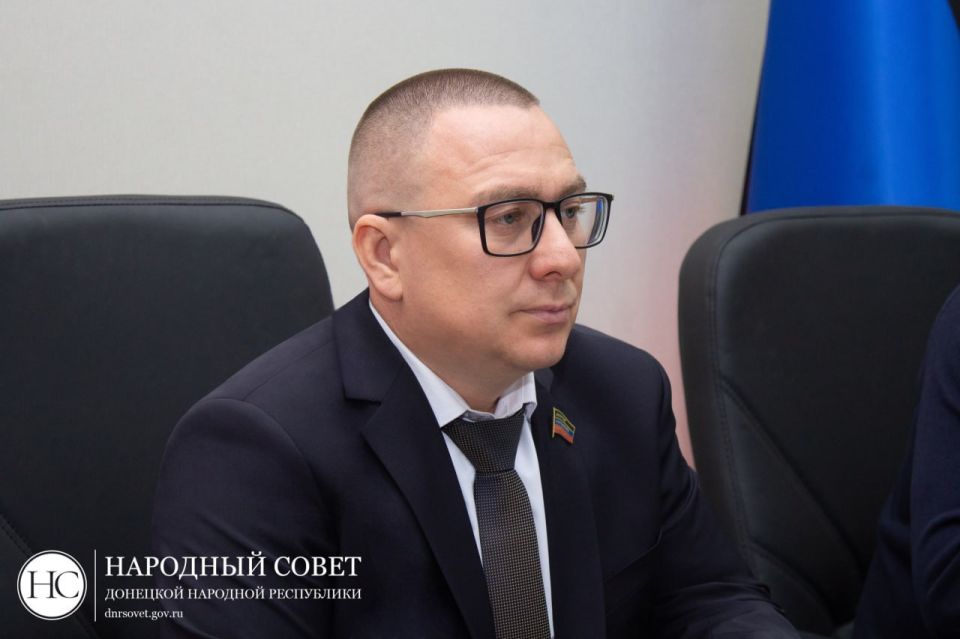 Андрей Крамар: Рабочий график сегодня исключительно плотный: Народный Совет, Минкульт, выезды по сигналам в чат-бот Главы Республики, рабочие совещания с соратниками по ОДДР и с народными избранниками в управе Калининского... Андрей Крамар: Рабочий график сегодня исключительно плотный: Народный Совет, Минкульт, выезды по сигналам в чат-бот Главы Республики, рабочие совещания с соратниками по ОДДР и с народными избранниками в управе Калининского...