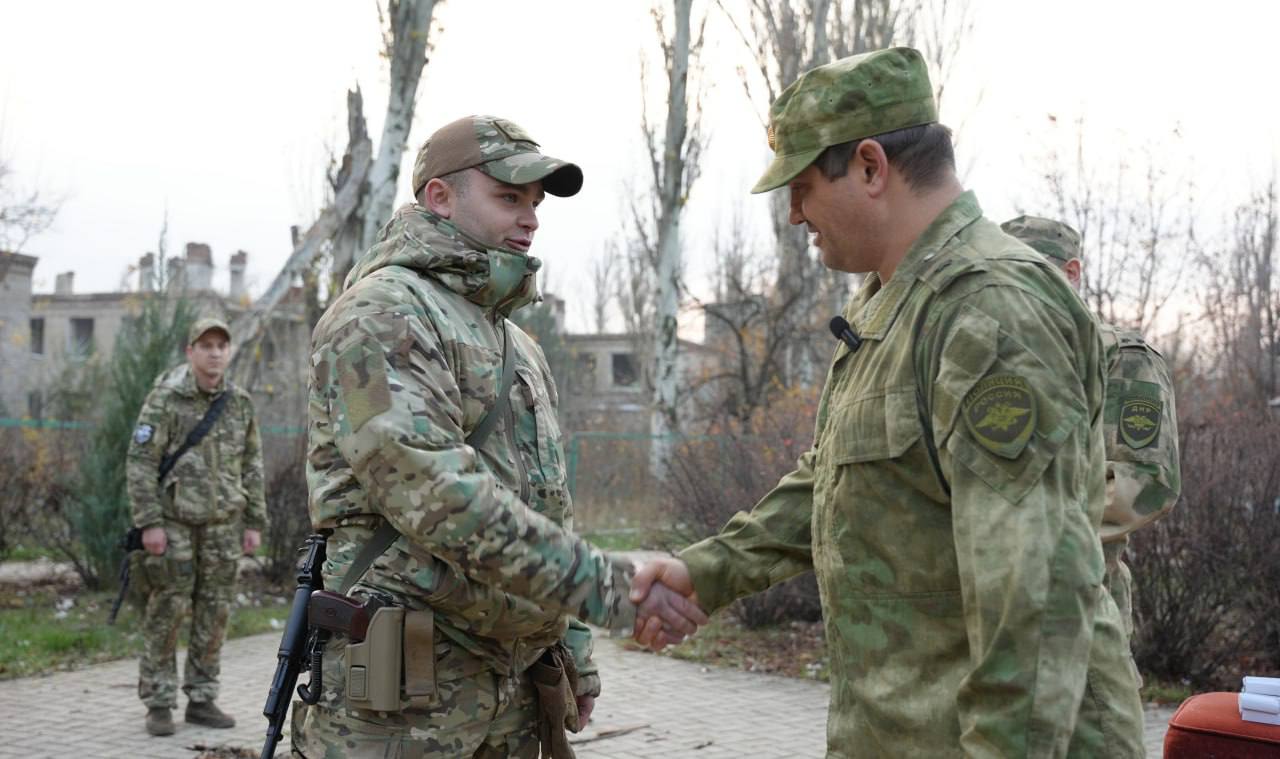 В ДНР наградили полицейских, работающих на освобожденных территориях В ДНР наградили полицейских, работающих на освобожденных территориях