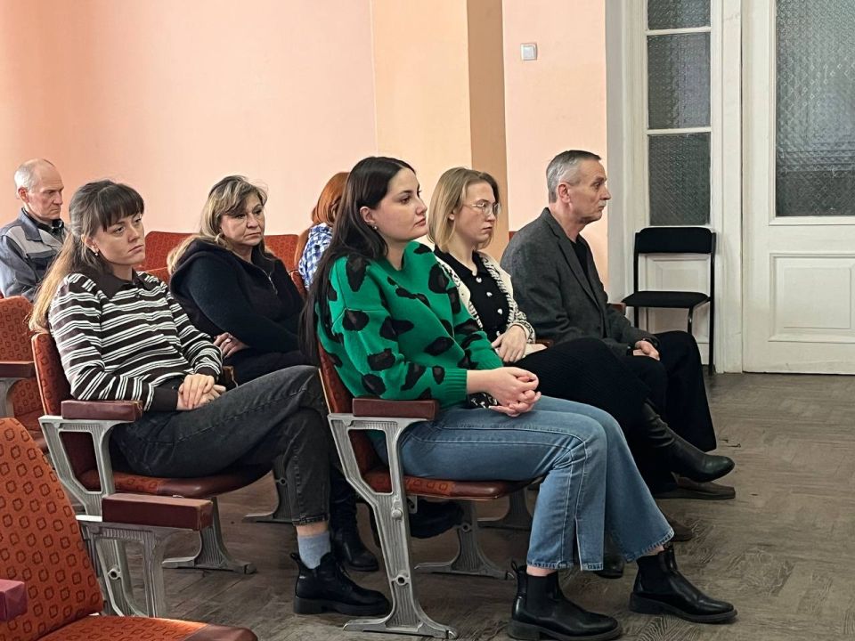 13 ноября 2025 года заместитель главы администрации городского округа Дебальцево Оксана Козлова провела рабочую встречу с трудовым коллективом МБУДО "Дебальцевская школа искусств" 13 ноября 2025 года заместитель главы администрации городского округа Дебальцево Оксана Козлова провела рабочую встречу с трудовым коллективом МБУДО "Дебальцевская школа искусств"