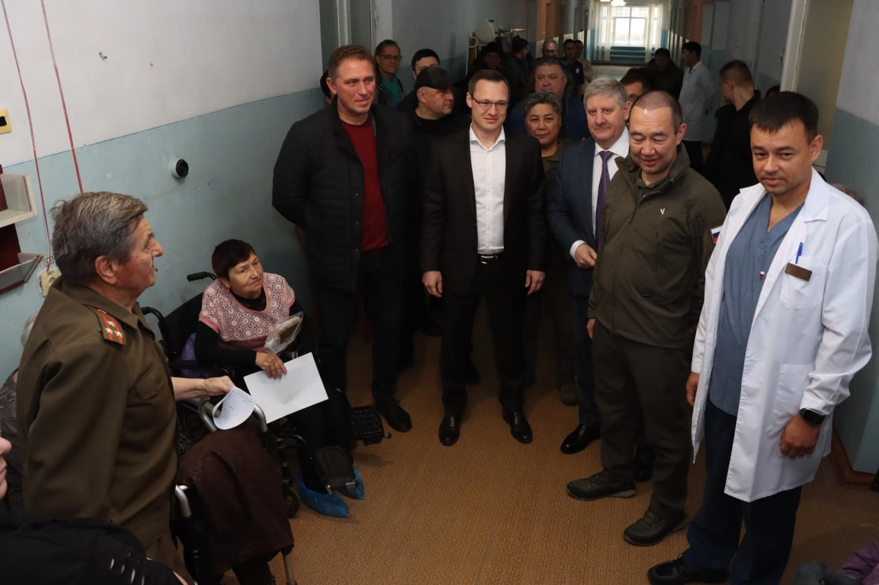 Глава Якутии и премьер-министр ДНР посетили Докучаевск Глава Якутии и премьер-министр ДНР посетили Докучаевск