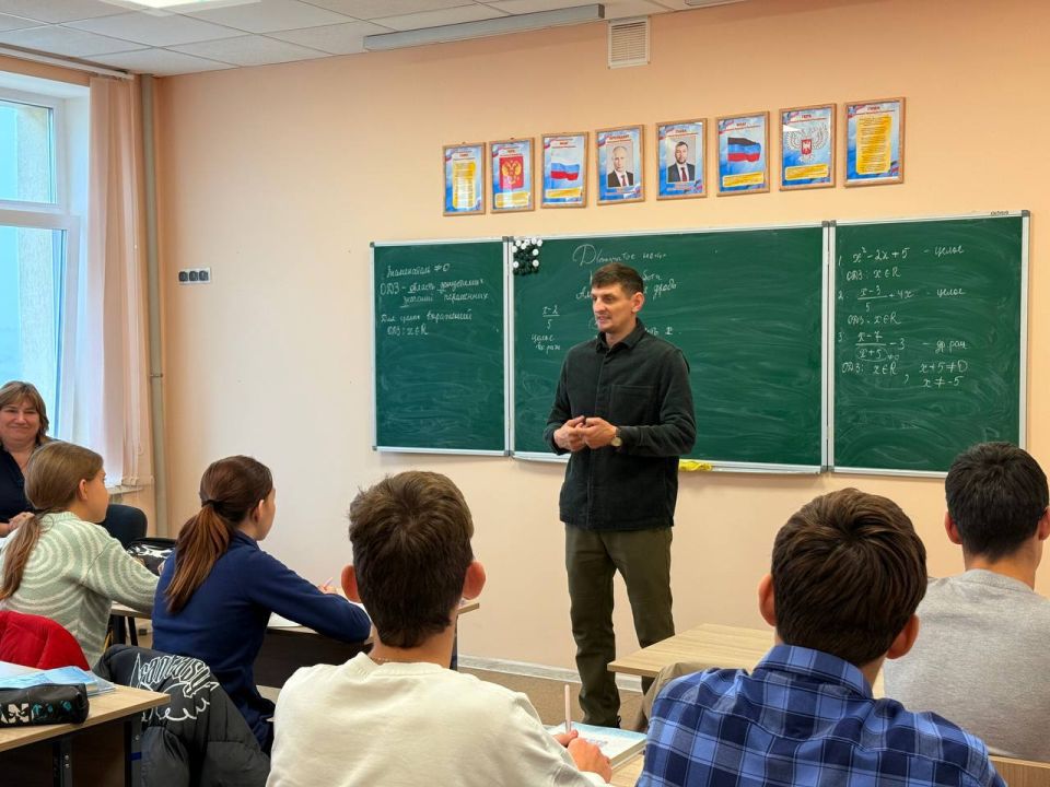 Руслан Пономаренко, заведующий сектором молодежной политики, провел познавательную лекцию для учеников Мангушской школы №2. В рамках мероприятия были затронуты крайне важные темы противодействия экстремизму и терроризму Руслан Пономаренко, заведующий сектором молодежной политики, провел познавательную лекцию для учеников Мангушской школы №2. В рамках мероприятия были затронуты крайне важные темы противодействия экстремизму и терроризму