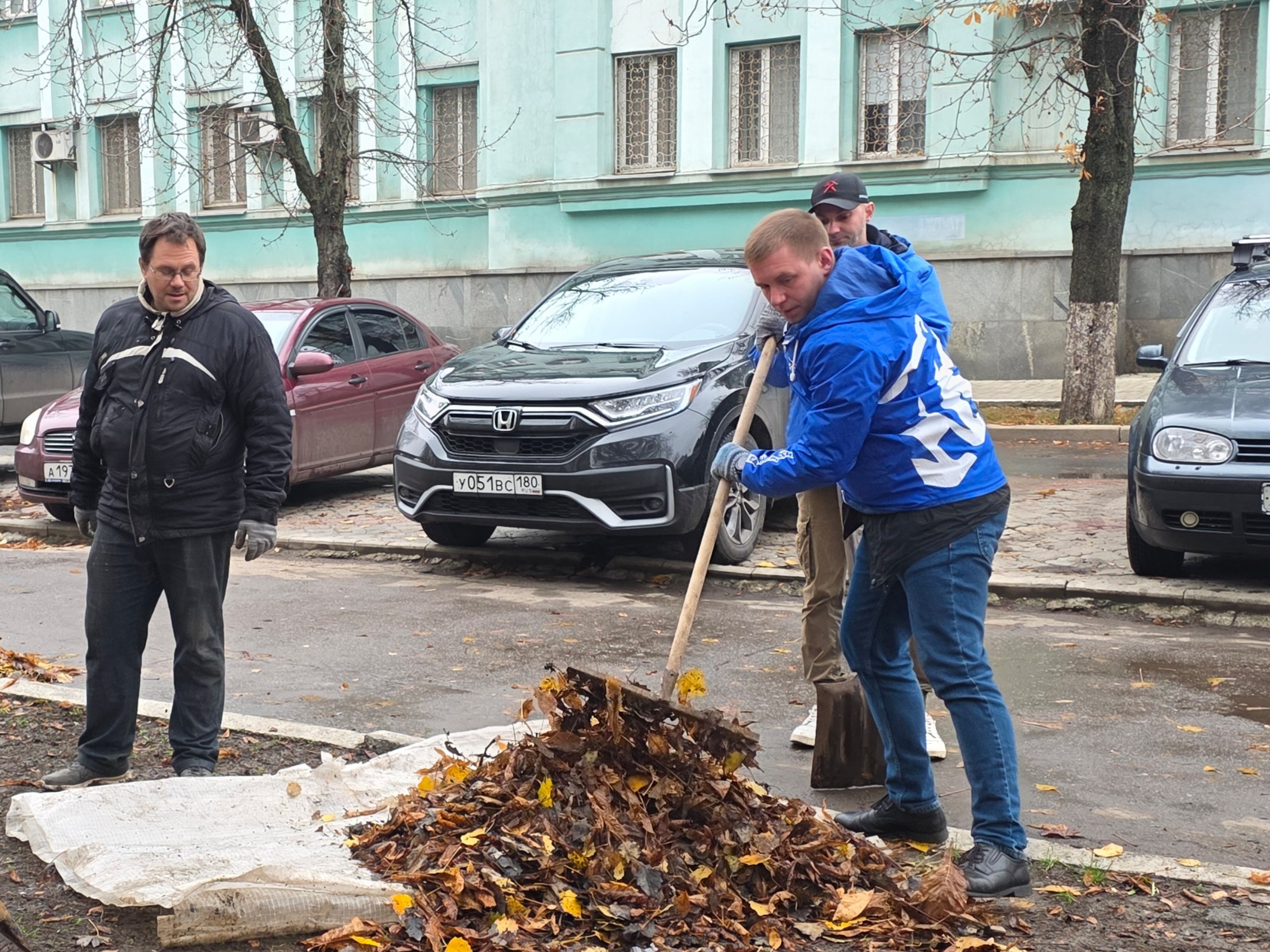 Сегодня в рамках партийного проекта Единой России «Городская среда» в Ворошиловском районе прошла экологическая акция «Чистый четверг» Сегодня в рамках партийного проекта Единой России «Городская среда» в Ворошиловском районе прошла экологическая акция «Чистый четверг»