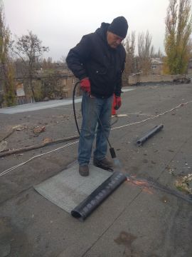 Наталья Бегуненко: Сотрудниками Петровского участка № 1 Донецкого Филиала «Единого регионального фонда по управлению МКД на территории ДНР» ведутся ремонтные работы по адресу ул. Вагнера,15