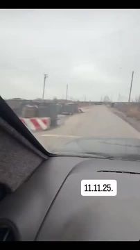 Последствия ударов авиабомбами по блокпосту на въезде в Покровский район