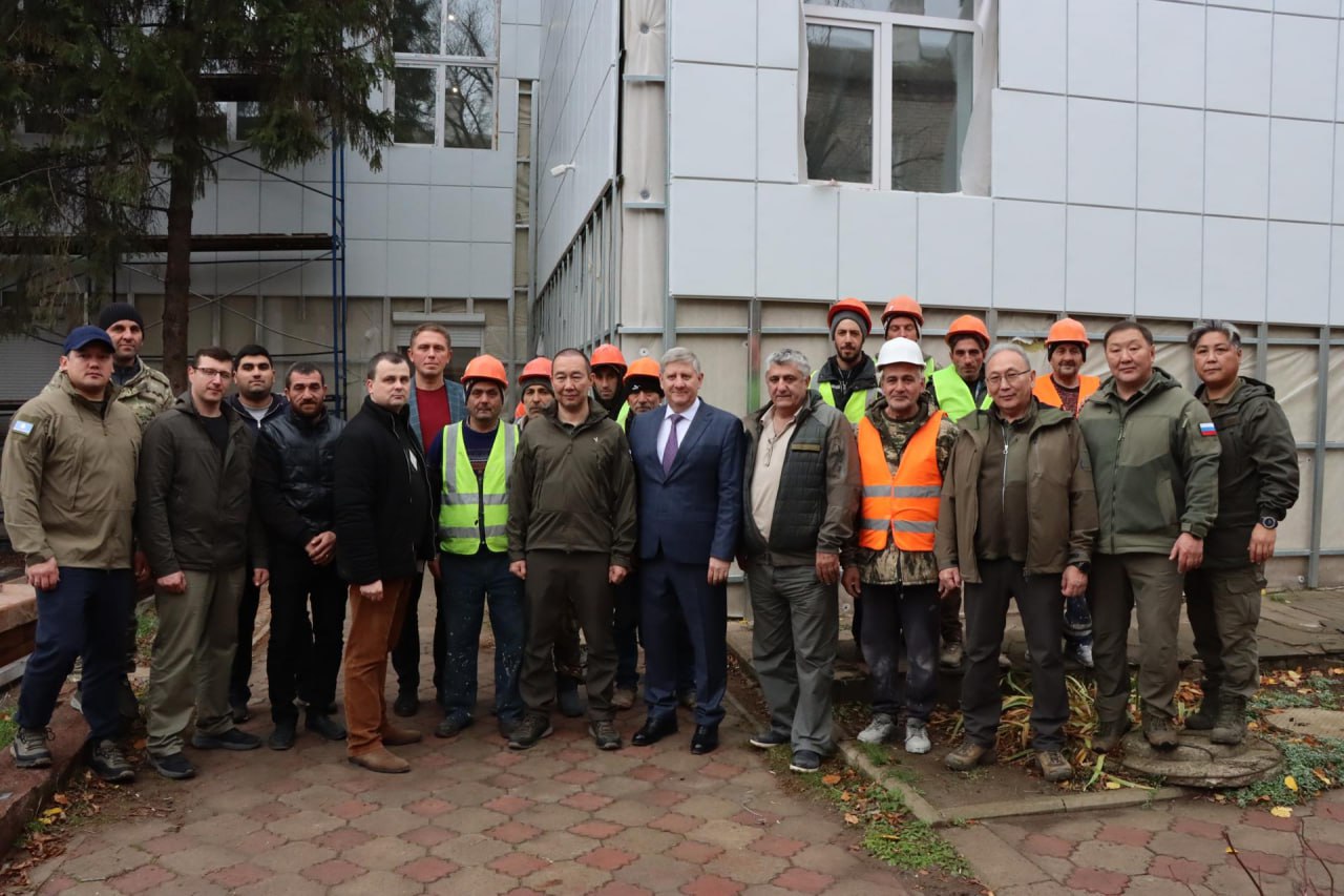 Глава Якутии и премьер-министр ДНР посетили Докучаевск Глава Якутии и премьер-министр ДНР посетили Докучаевск