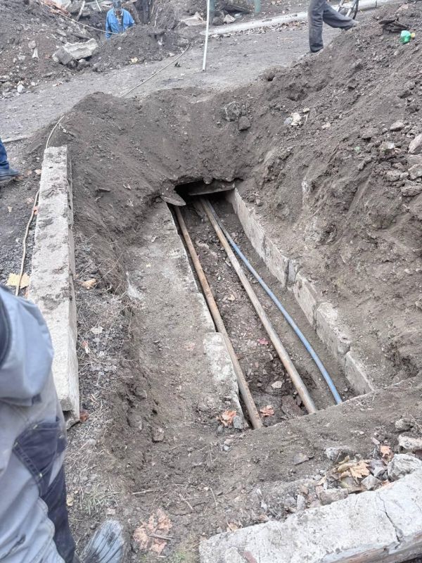 Колымские слесари-сантехники помогли ликвидировать коммунальную аварию в Ждановке Колымские слесари-сантехники помогли ликвидировать коммунальную аварию в Ждановке