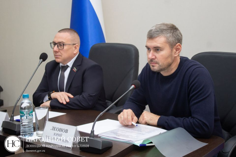 Андрей Крамар: Рабочий график сегодня исключительно плотный: Народный Совет, Минкульт, выезды по сигналам в чат-бот Главы Республики, рабочие совещания с соратниками по ОДДР и с народными избранниками в управе Калининского... Андрей Крамар: Рабочий график сегодня исключительно плотный: Народный Совет, Минкульт, выезды по сигналам в чат-бот Главы Республики, рабочие совещания с соратниками по ОДДР и с народными избранниками в управе Калининского...