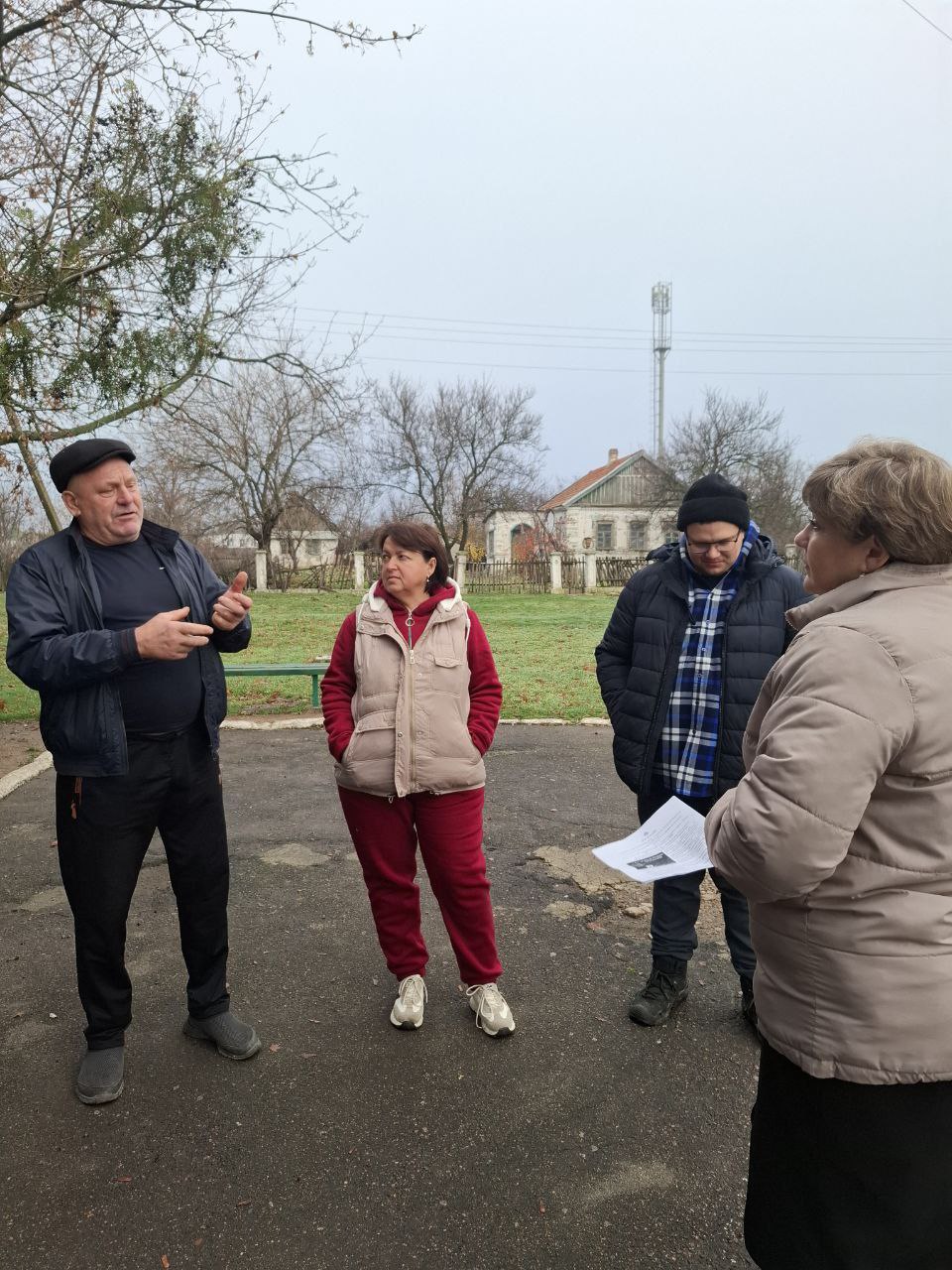 Сегодня начальник Коньковского территориального отдела Администрации Тельмановского округа провела встречу с жителями села Коньково, на которой обсудили такие вопросы: Сегодня начальник Коньковского территориального отдела Администрации Тельмановского округа провела встречу с жителями села Коньково, на которой обсудили такие вопросы: