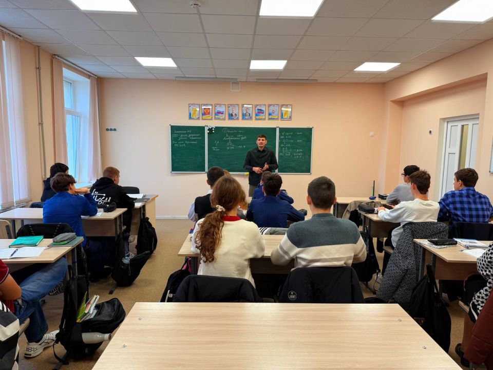 Руслан Пономаренко, заведующий сектором молодежной политики, провел познавательную лекцию для учеников Мангушской школы №2. В рамках мероприятия были затронуты крайне важные темы противодействия экстремизму и терроризму Руслан Пономаренко, заведующий сектором молодежной политики, провел познавательную лекцию для учеников Мангушской школы №2. В рамках мероприятия были затронуты крайне важные темы противодействия экстремизму и терроризму