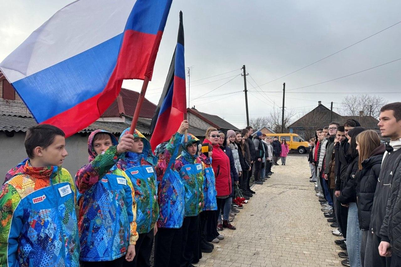 В Шахтерске открыли после реконструкции братскую могилу Советских воинов на улице Гастелло