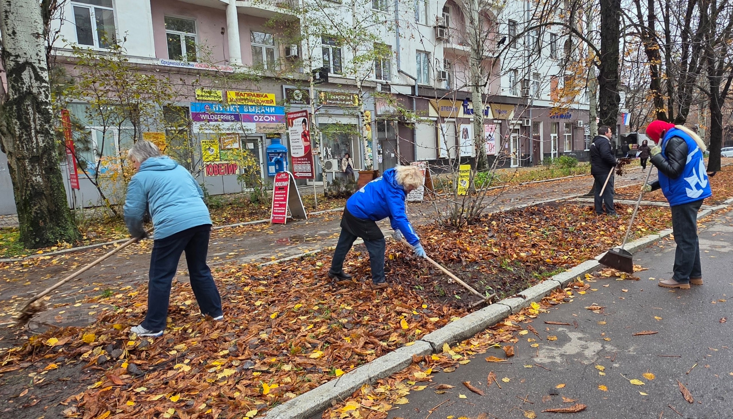 Сегодня в рамках партийного проекта Единой России «Городская среда» в Ворошиловском районе прошла экологическая акция «Чистый четверг» Сегодня в рамках партийного проекта Единой России «Городская среда» в Ворошиловском районе прошла экологическая акция «Чистый четверг»