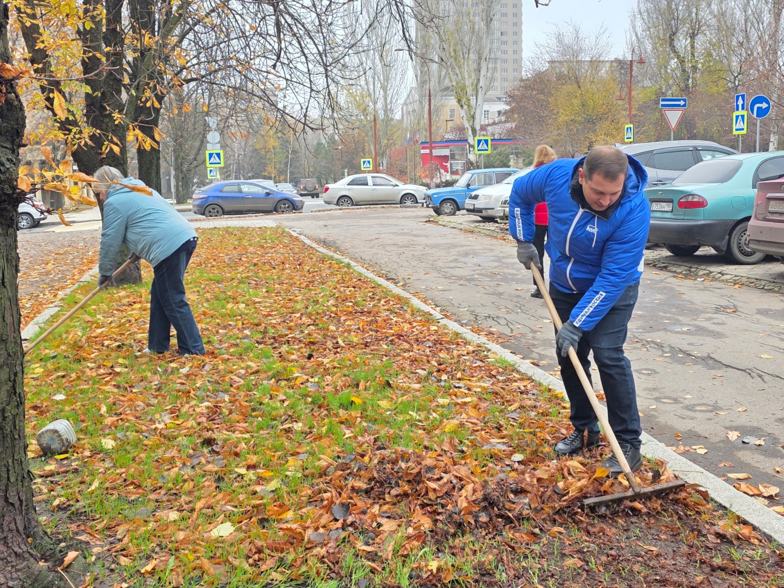 Сегодня в рамках партийного проекта Единой России «Городская среда» в Ворошиловском районе прошла экологическая акция «Чистый четверг» Сегодня в рамках партийного проекта Единой России «Городская среда» в Ворошиловском районе прошла экологическая акция «Чистый четверг»
