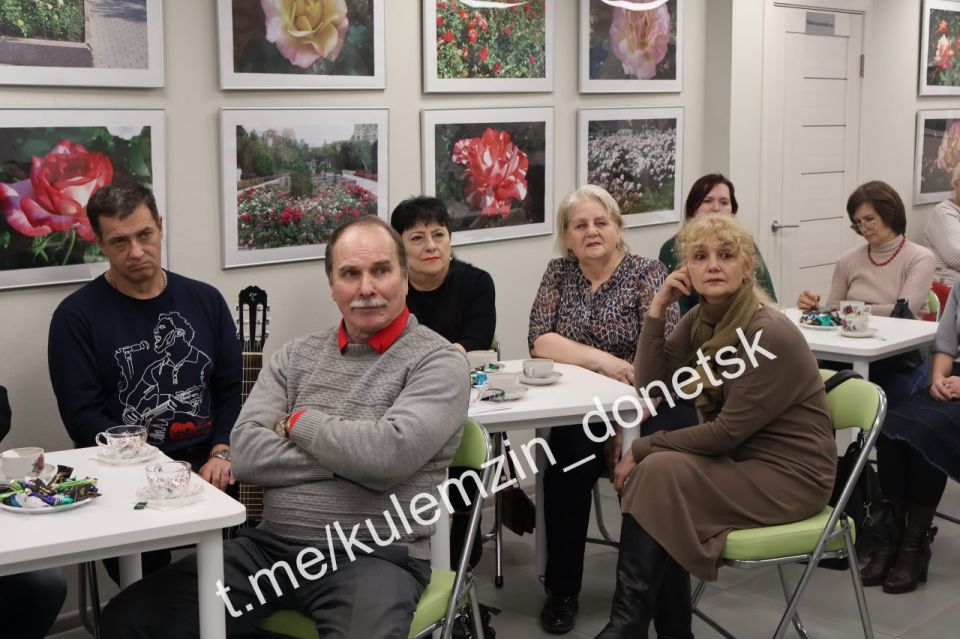 В импровизированном литературном кафе «Донлитка» Центральной городской библиотеки прошла презентация серии сборников «СВОи ЛЮДИ» под названием «Память, живущая в слове» В импровизированном литературном кафе «Донлитка» Центральной городской библиотеки прошла презентация серии сборников «СВОи ЛЮДИ» под названием «Память, живущая в слове»