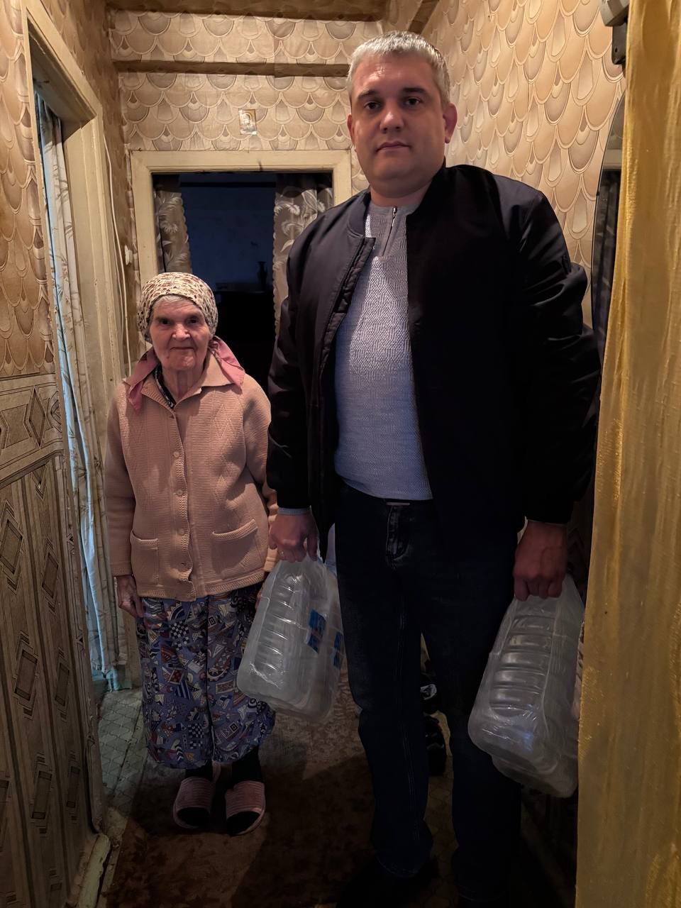 Роман Конев: 13 ноября 2025 года депутаты Горловского городского совета от фракции «Единая Россия» – Павел Калфакчиян и Геннадий Маюров – развезли воду и посетили места подвоза воды Роман Конев: 13 ноября 2025 года депутаты Горловского городского совета от фракции «Единая Россия» – Павел Калфакчиян и Геннадий Маюров – развезли воду и посетили места подвоза воды