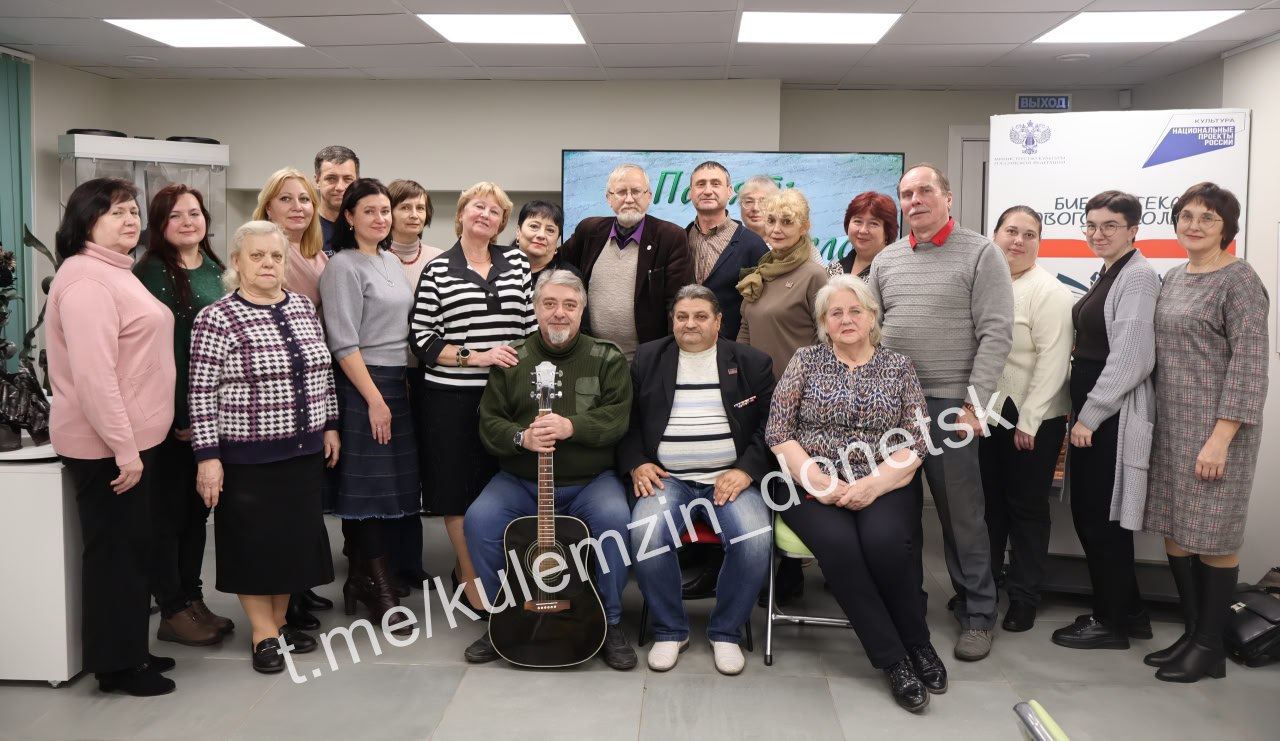 В импровизированном литературном кафе «Донлитка» Центральной городской библиотеки прошла презентация серии сборников «СВОи ЛЮДИ» под названием «Память, живущая в слове» В импровизированном литературном кафе «Донлитка» Центральной городской библиотеки прошла презентация серии сборников «СВОи ЛЮДИ» под названием «Память, живущая в слове»