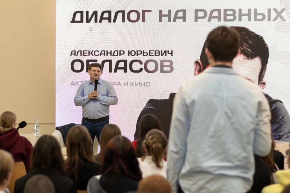 Российский актер театра и кино Александр Обласов в очередной раз посетил Донецк и встретился с молодежью Республики Российский актер театра и кино Александр Обласов в очередной раз посетил Донецк и встретился с молодежью Республики